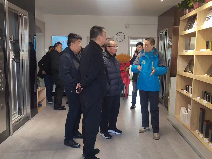 我市市委及西工區(qū)領(lǐng)導(dǎo)蒞臨參觀公司加裝電梯展示中心
